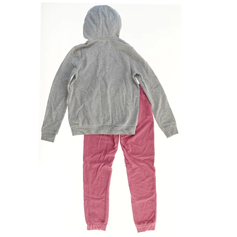 Træningsdragt med hættetrøje og bukser fra Inextenso (str. 152)