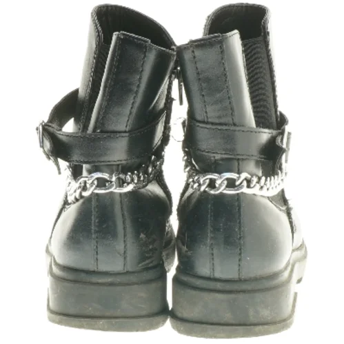 Sort ankelstøvler med kæde fra Friboo (str. 35 )