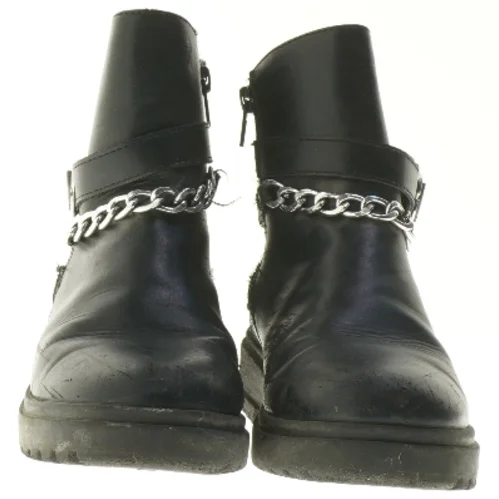 Sort ankelstøvler med kæde fra Friboo (str. 35 )