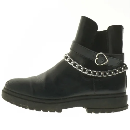 Sort ankelstøvler med kæde fra Friboo (str. 35 )