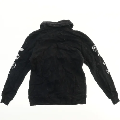 Sort hættetrøje med gamer tema fra H&M (str. 146)