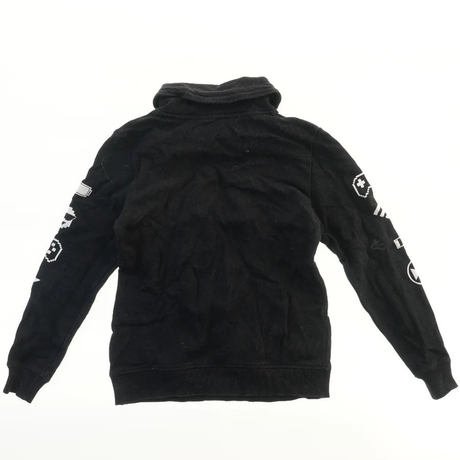 Sort hættetrøje med gamer tema fra H&M (str. 146)