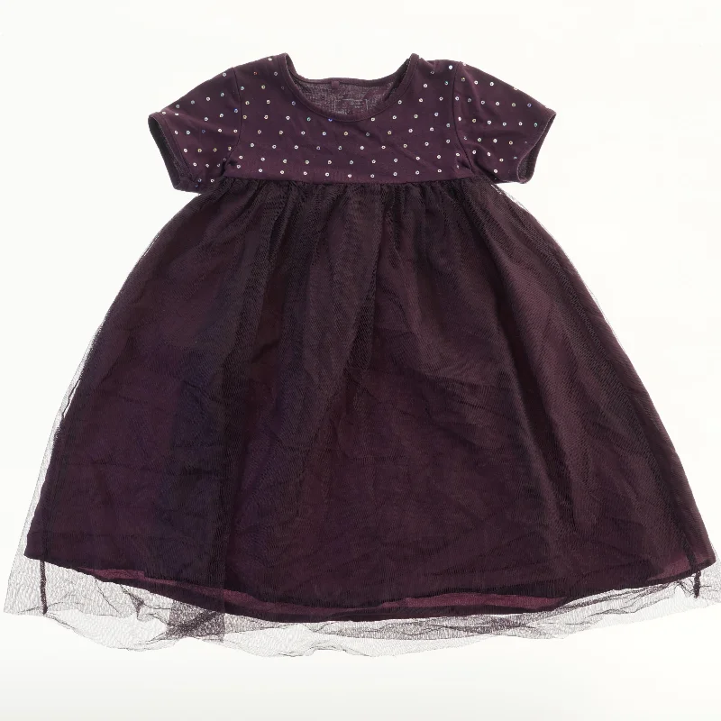 Kjole med glitrende detaljer fra Mads & Mette (str. 122)