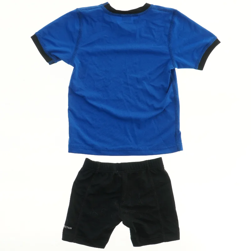 Blå t-shirt og sorte short/bade sæt med fodboldmotiv fra Anky (str. 86)