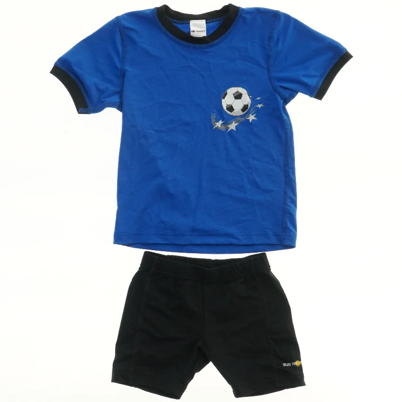 Blå t-shirt og sorte short/bade sæt med fodboldmotiv fra Anky (str. 86)