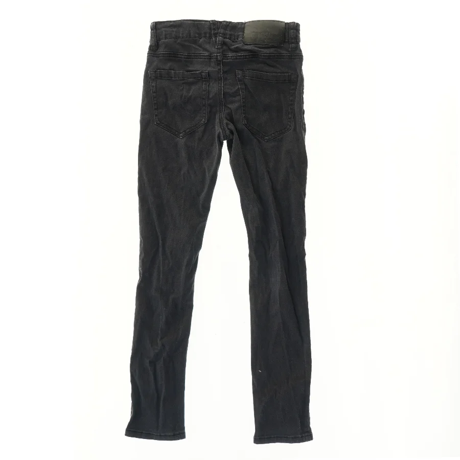 Jeans med broderet talje fra DNG (str. 104)