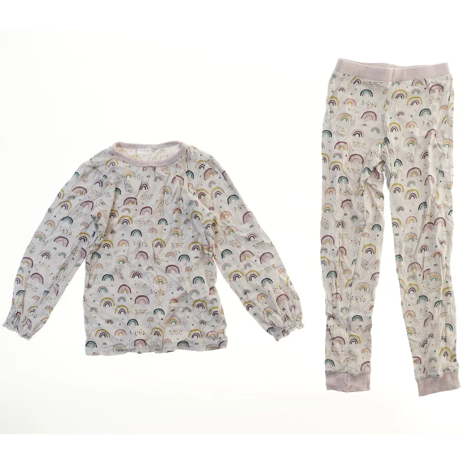 Pyjamassæt med regnbuemønster (str. 122)