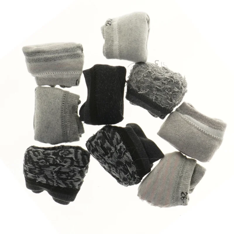 Strømper i forskellige farver (str. 9 styk, størrelse 26-30 cm)