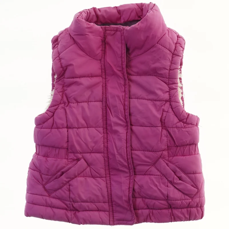 Lyserød quiltet vest fra H&M (str. 104)