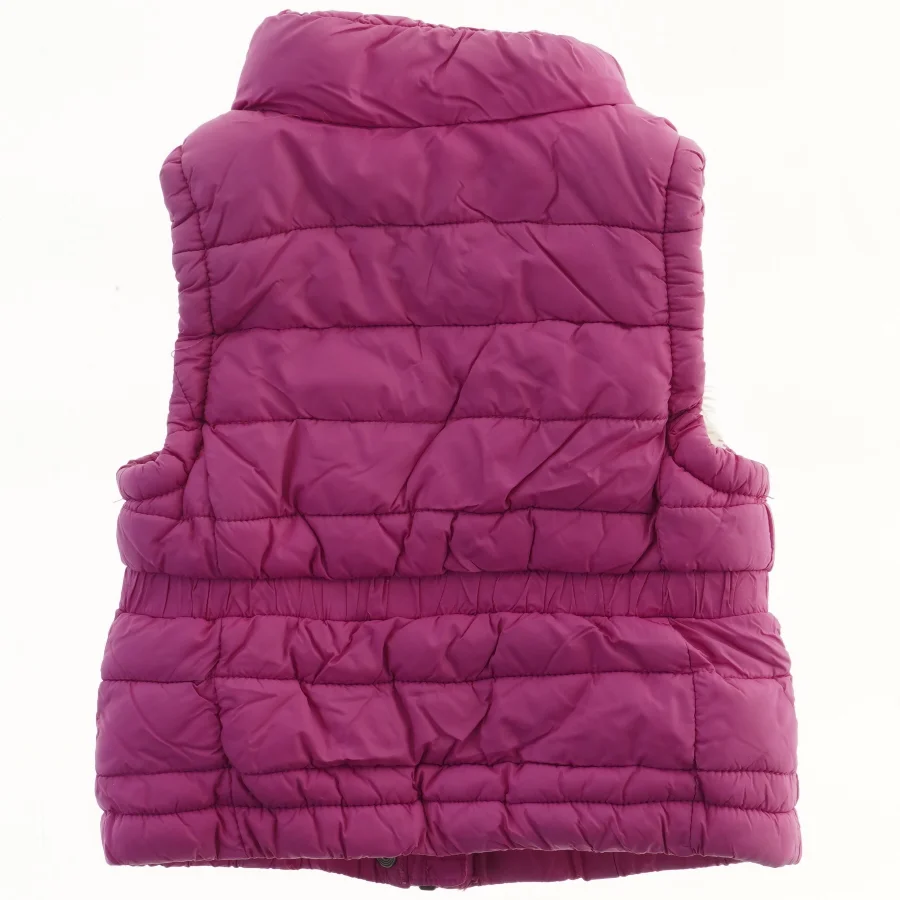 Lyserød quiltet vest fra H&M (str. 104)