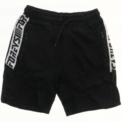 Sort shorts med logo fra H&M (str. 152)