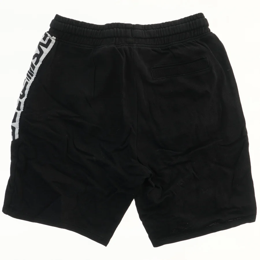 Sort shorts med logo fra H&M (str. 152)