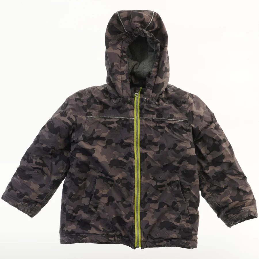 Camouflage vinterjakke med hætte fra Me Too (str. 116)