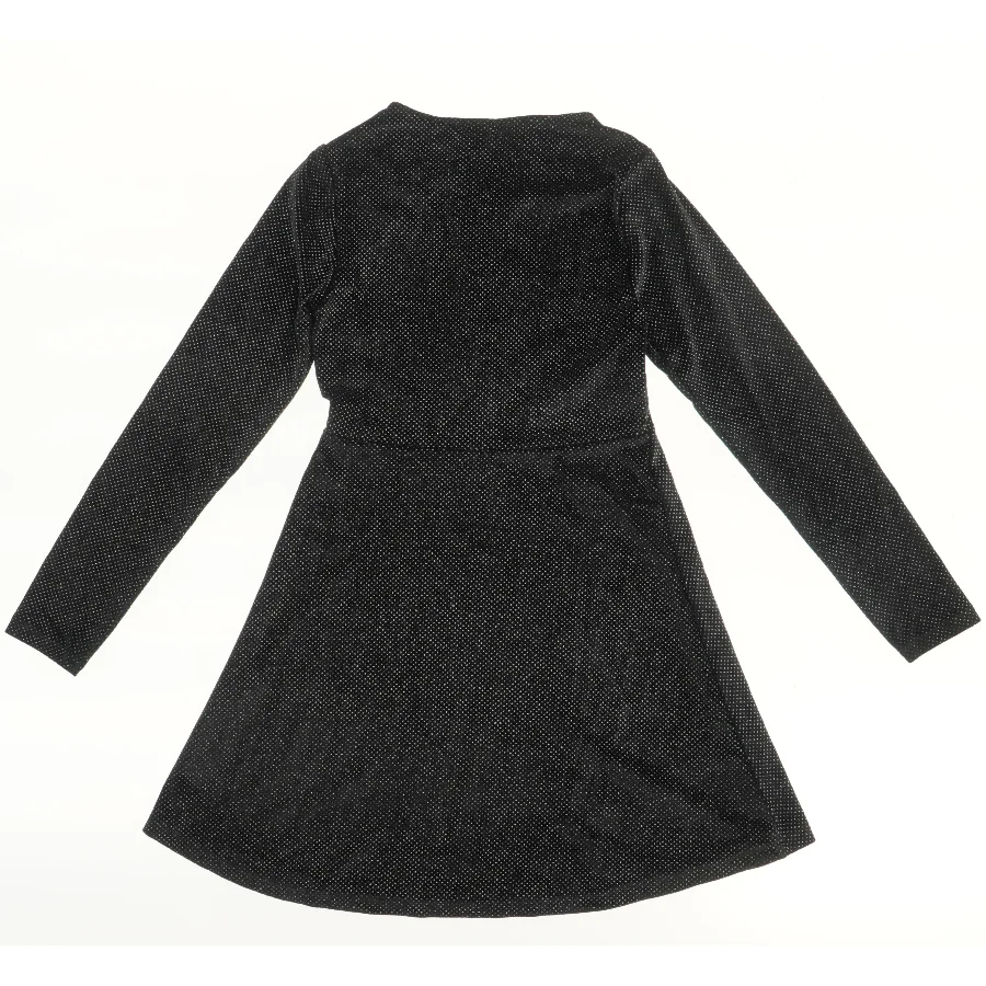 Sort kjole med prikker fra Zara (str. 152)