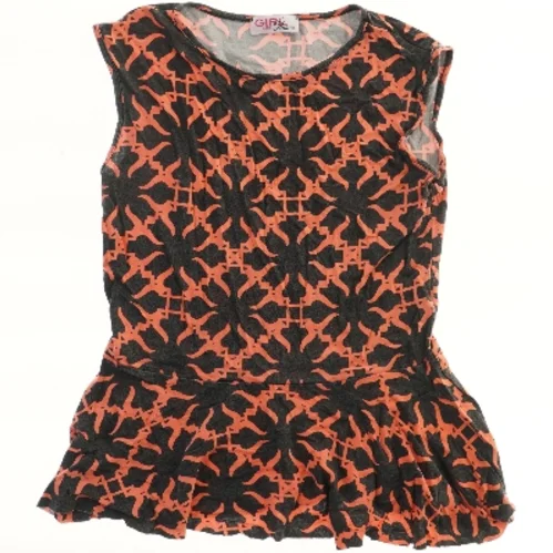Ærmeløs mønstret bluse fra Girl Power (str. 152)