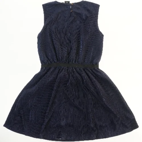 Mørkeblå kjole med elastikbånd fra LMTD (str. 158)