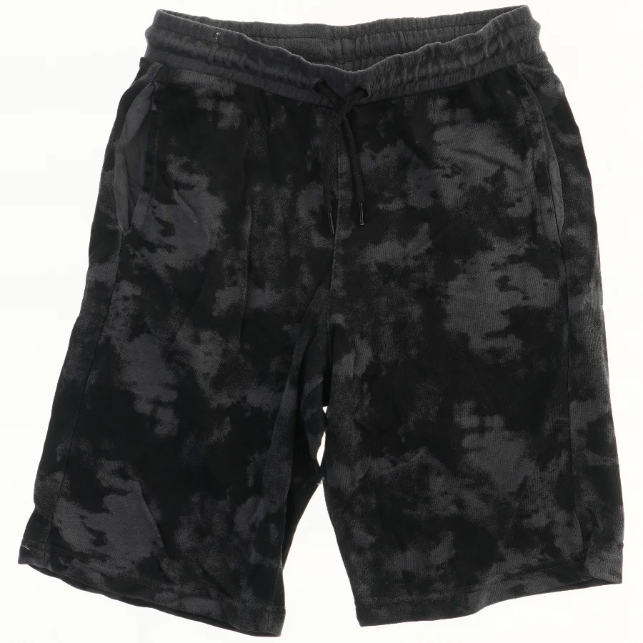 Shorts med camouflage mønster fra H&M (str. 152)