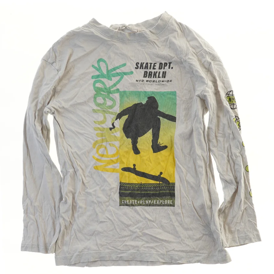 Langærmet t-shirt med skatermotiv fra H&M (str. 146)