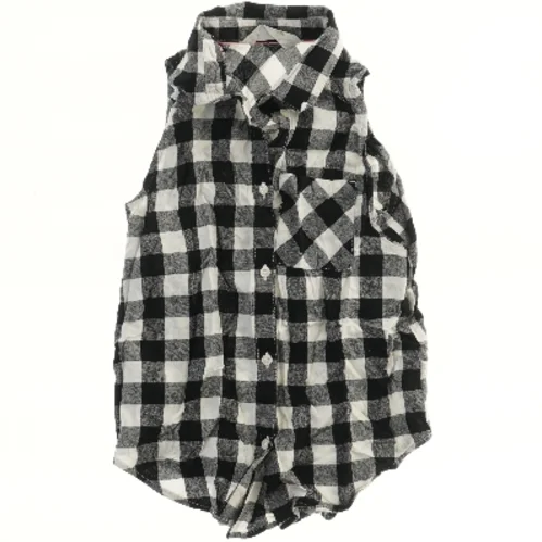 Ærmeløs skjorte i sort-hvid tern fra H&M (str. 140)