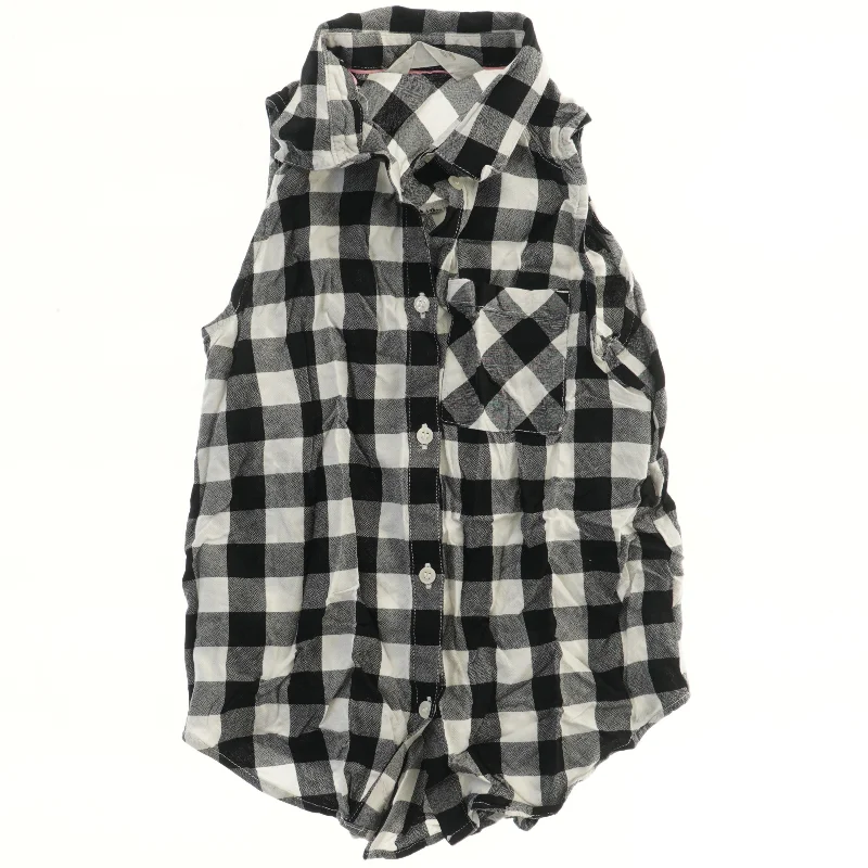 Ærmeløs skjorte i sort-hvid tern fra H&M (str. 140)