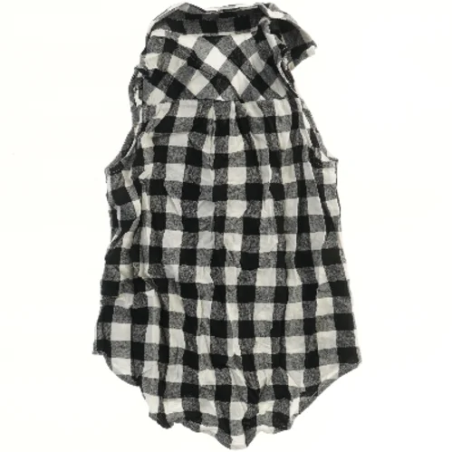 Ærmeløs skjorte i sort-hvid tern fra H&M (str. 140)