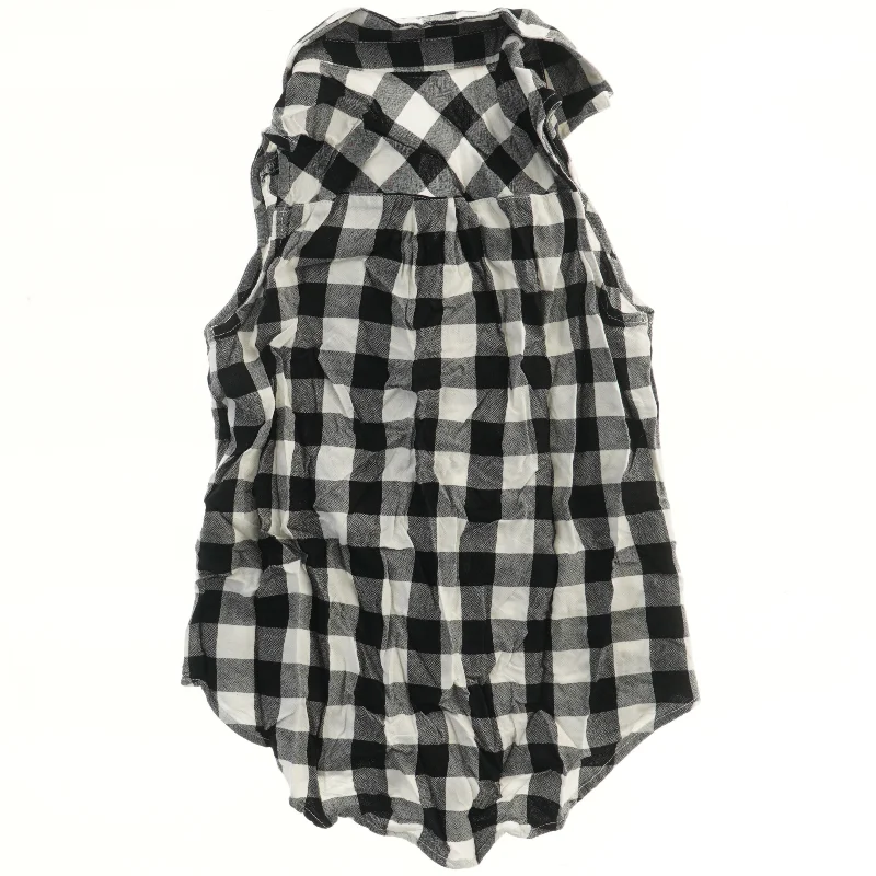 Ærmeløs skjorte i sort-hvid tern fra H&M (str. 140)