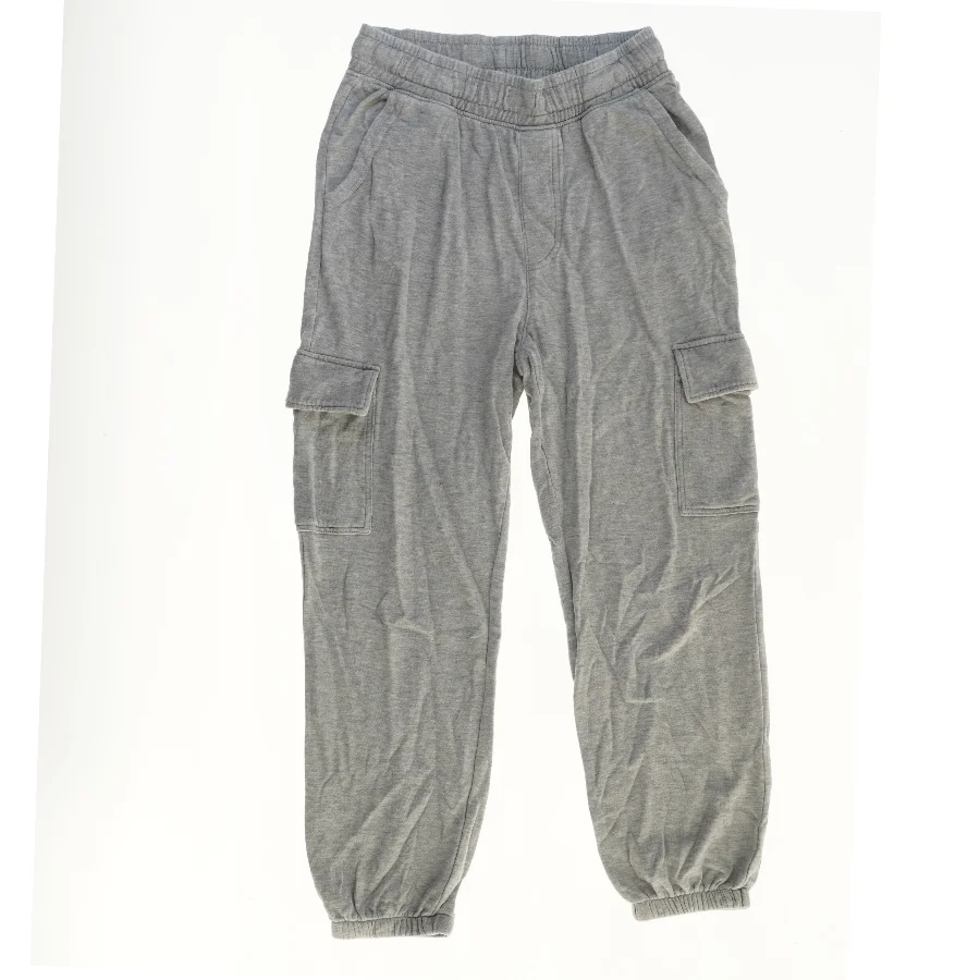 Grå cargo bukser fra H&M (str. 158)