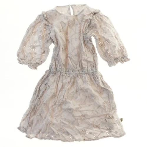 Blondekjole med blomsterbroderi fra Pomp de Lux (str. 134)