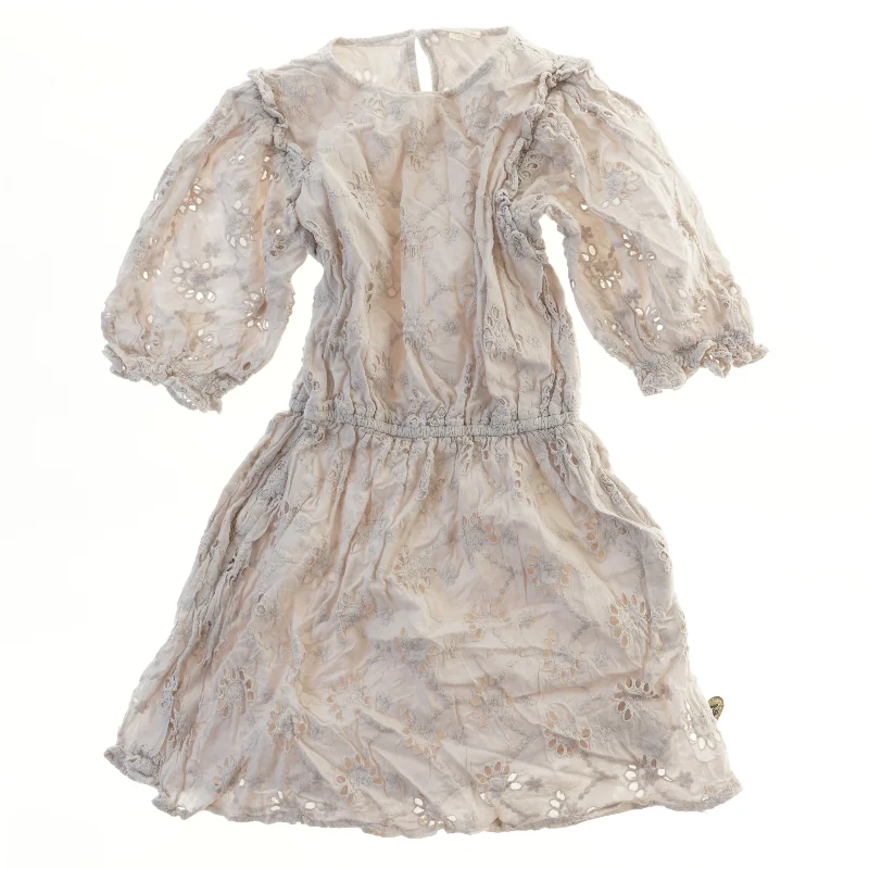 Blondekjole med blomsterbroderi fra Pomp de Lux (str. 134)