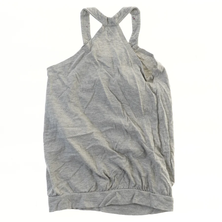 Grå top med sommerfugleprint (str. 122)