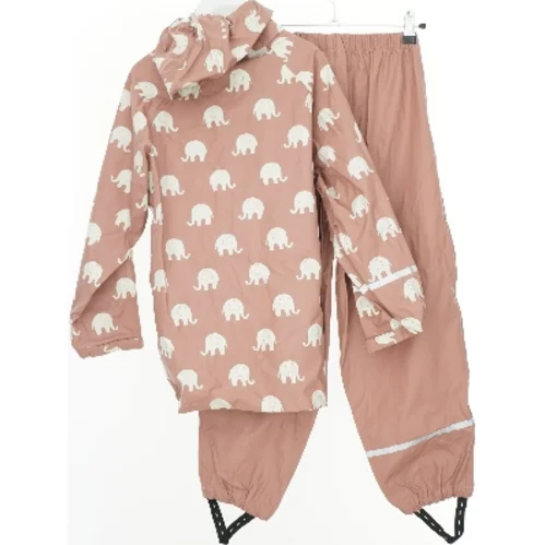 Lyserødt regnsæt med elefantmønster fra CeLaVi (str. 134)