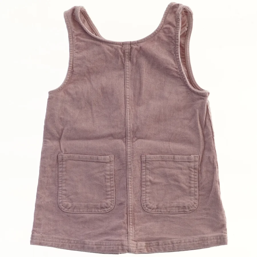 Kjole i rosafløjl fra H&M (str. 98)