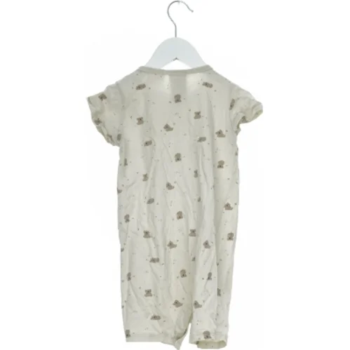 Hvid baby heldragt med bjørnemotiv fra H&M (str. 98)
