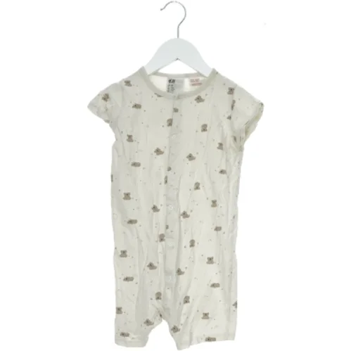 Hvid baby heldragt med bjørnemotiv fra H&M (str. 98)