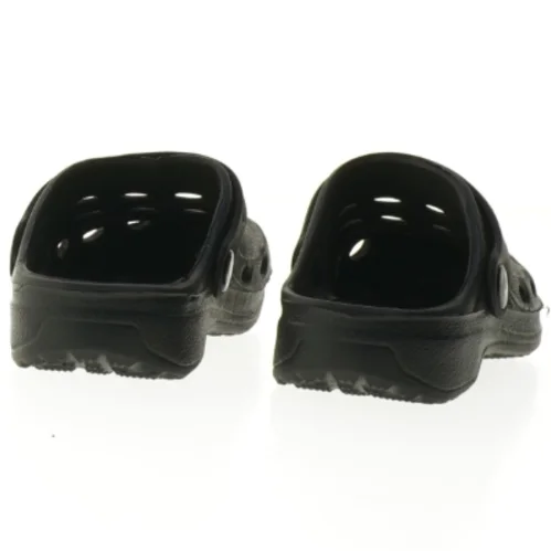 Sorte plastik træsko (str. 22-23)