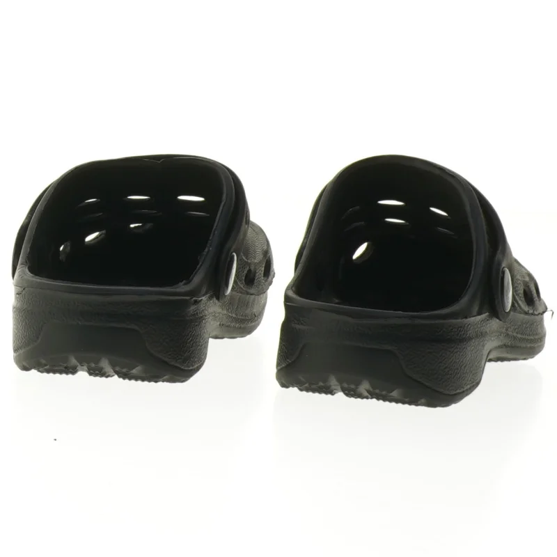 Sorte plastik træsko (str. 22-23)