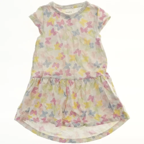 Sommerkjole med sommerfuglemønster fra Name It (str. 104)