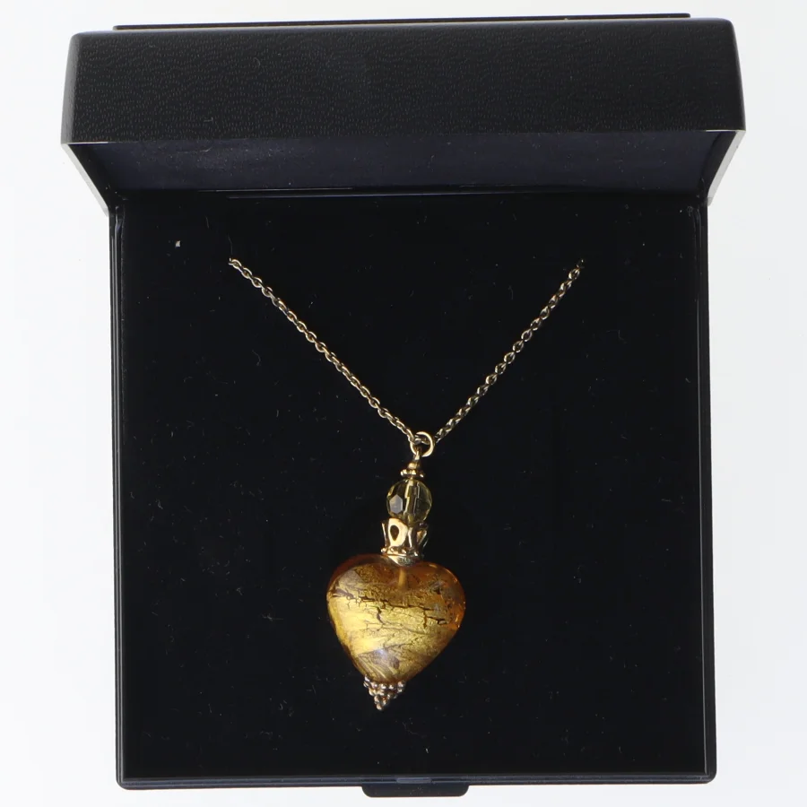Hjerteformet halskæde med guld vedhæng fra Carat (str. 80 cm)