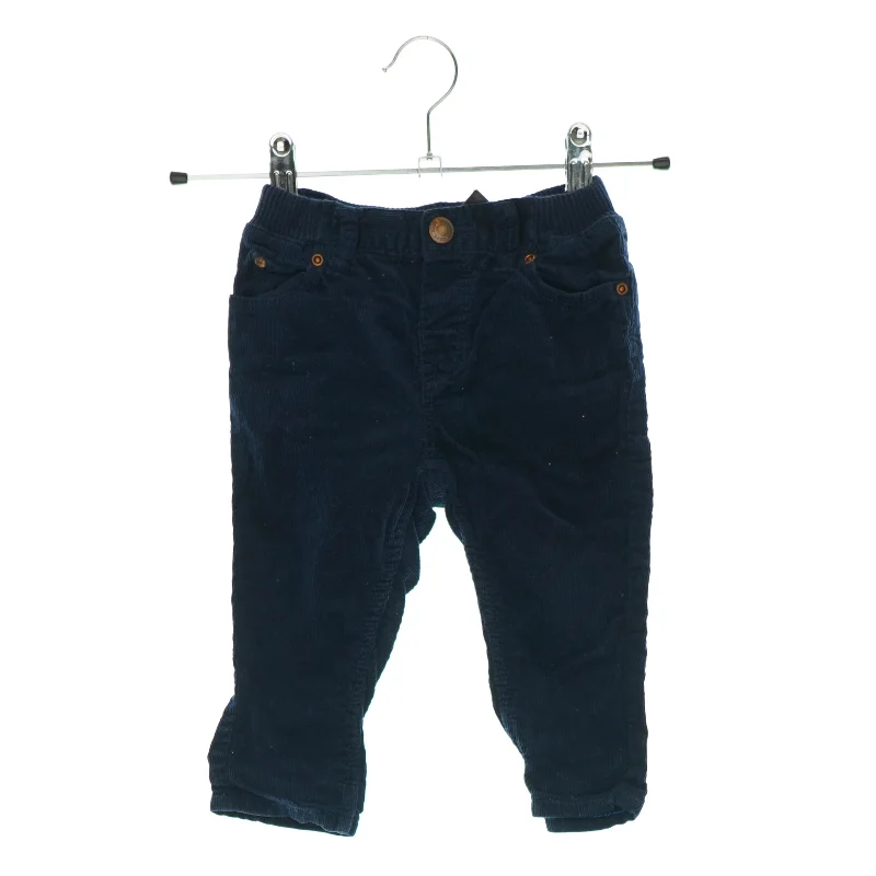 Fløjlsbukser fra H&M (str. 74)