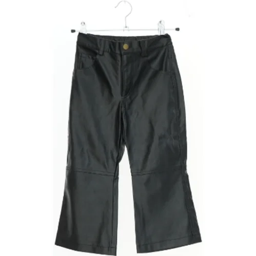 Børnebukser i sort kunstlæder fra Steffens (str. 104)