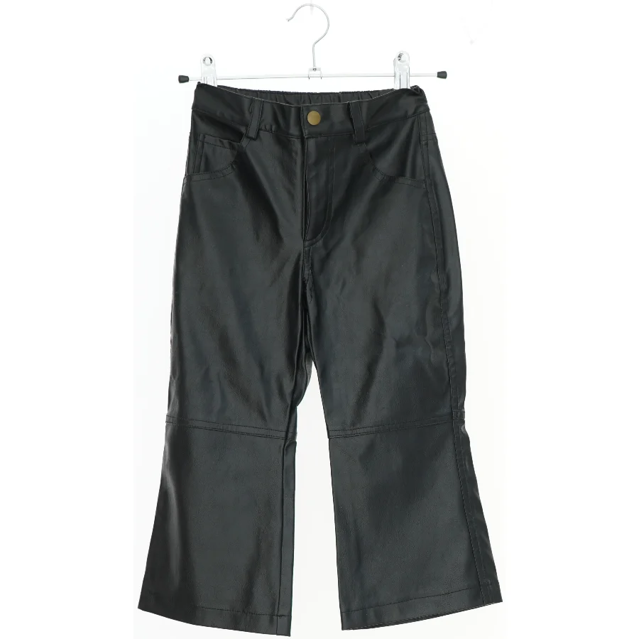 Børnebukser i sort kunstlæder fra Steffens (str. 104)