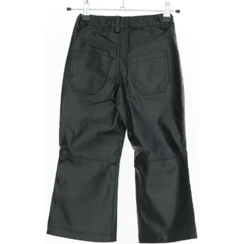 Børnebukser i sort kunstlæder fra Steffens (str. 104)