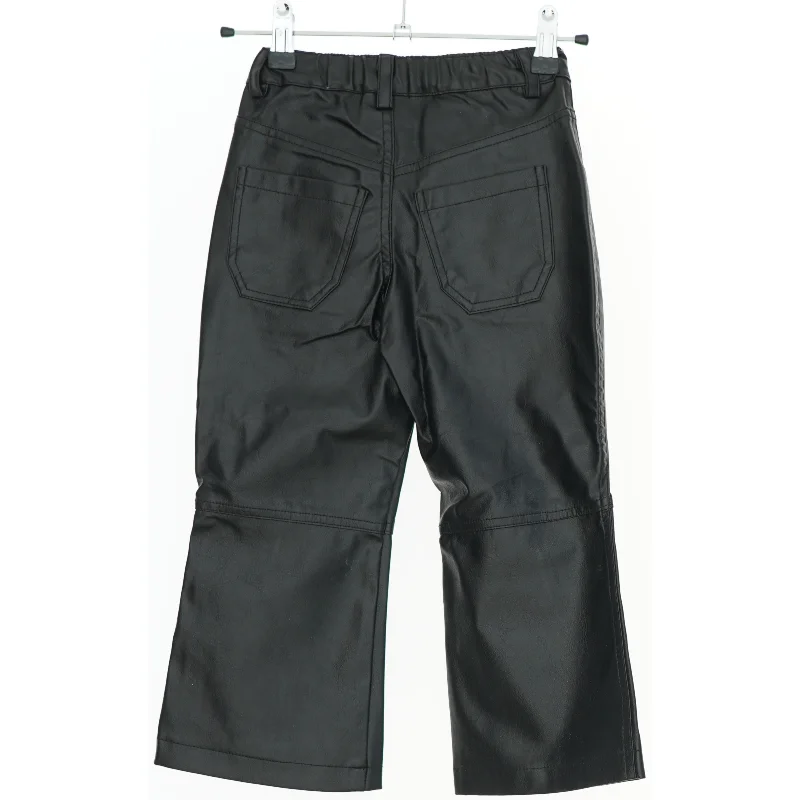 Børnebukser i sort kunstlæder fra Steffens (str. 104)