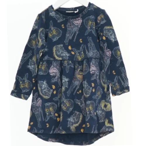 Langærmet kjole med skovens dyr og gyldne detaljer fra Name It (str. 98)