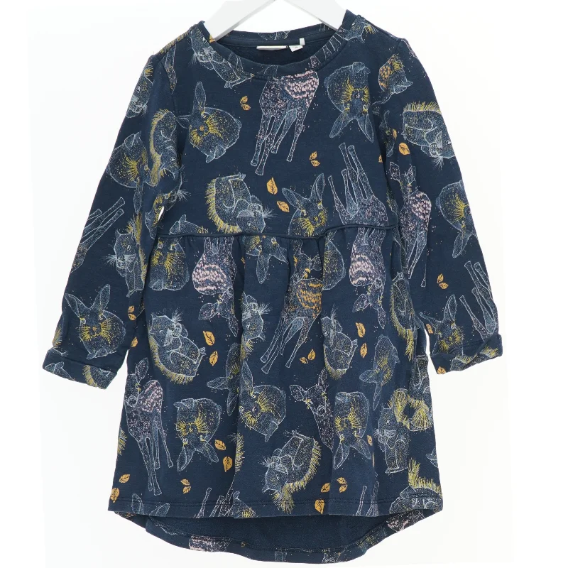Langærmet kjole med skovens dyr og gyldne detaljer fra Name It (str. 98)