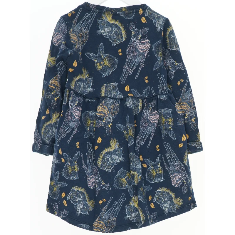 Langærmet kjole med skovens dyr og gyldne detaljer fra Name It (str. 98)