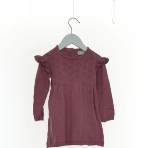 Kjole, gammelrosa med hjerter og flæser på skuldrene. Ergee (str. 86)