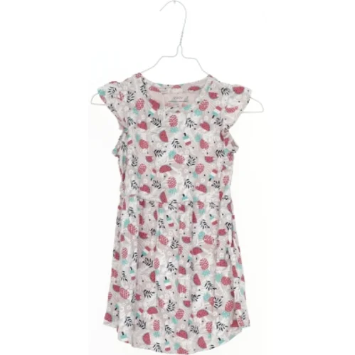 Sommerkjole med mønster fra Guppy (str. 98)