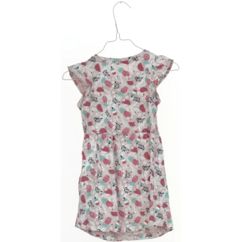 Sommerkjole med mønster fra Guppy (str. 98)