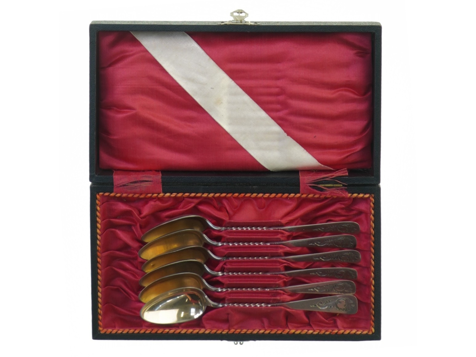 6 teskeer dateret 1898, i fin æske, indgraveret mønster på skaftet. (Æske 17 x 9 cm.)